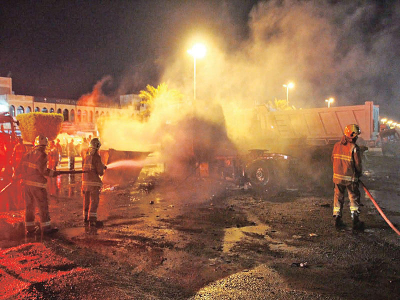 جانب من عملية إخماد الحريق في الشويخ