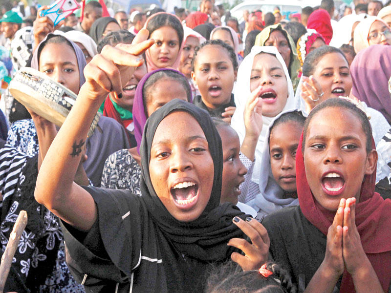  سودانيات يحتفلن باتفاق تقاسم السلطة في الخرطوم أمس الأولt(رويترز) 