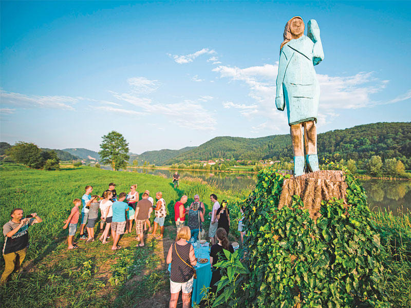 تمثال خشبي بالحجم الطبيعي لسيدة الولايات المتحدة الأولى ميلانيا ترامب