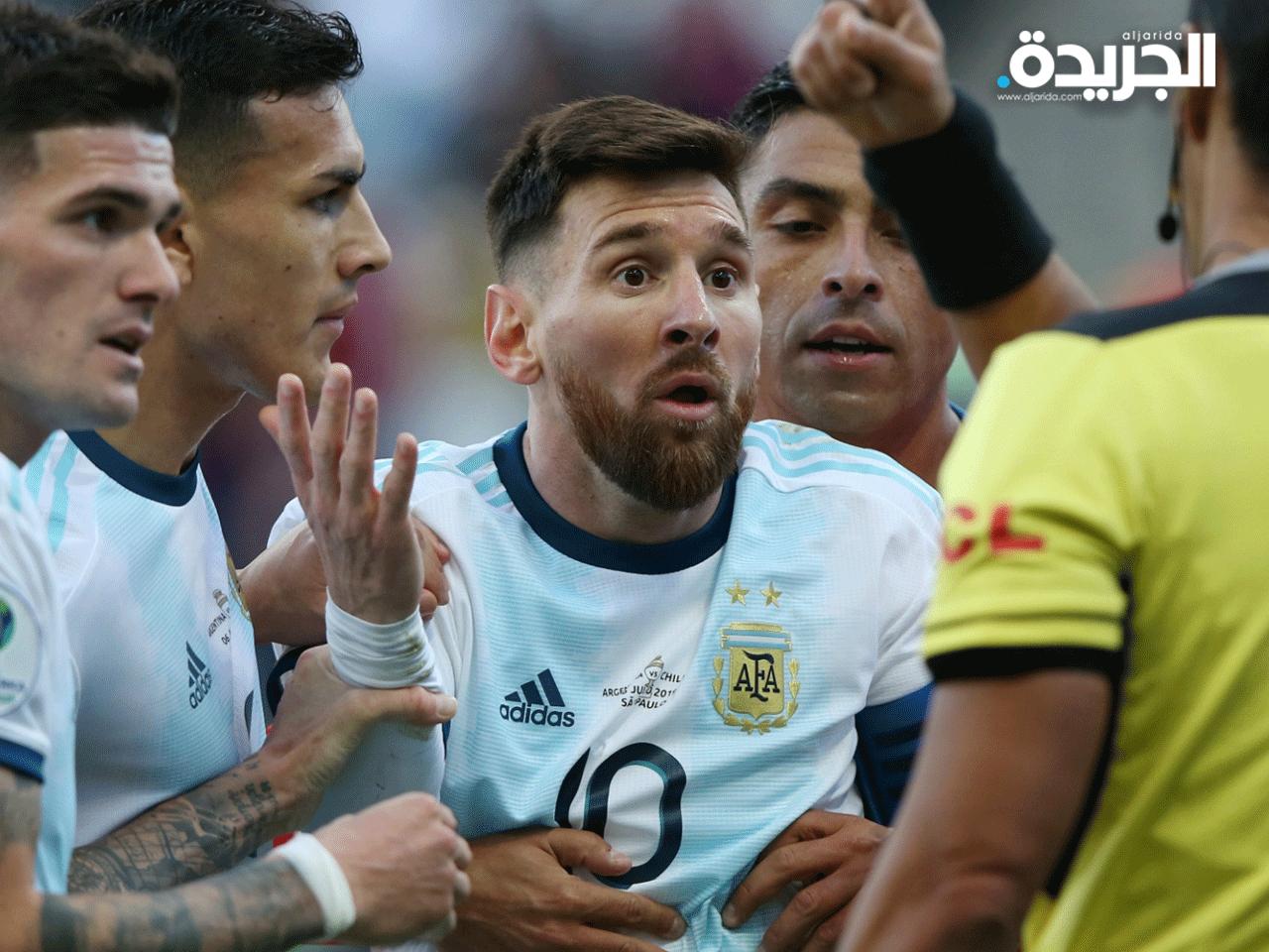 ميسي يعترض على طرده في مباراة الامس