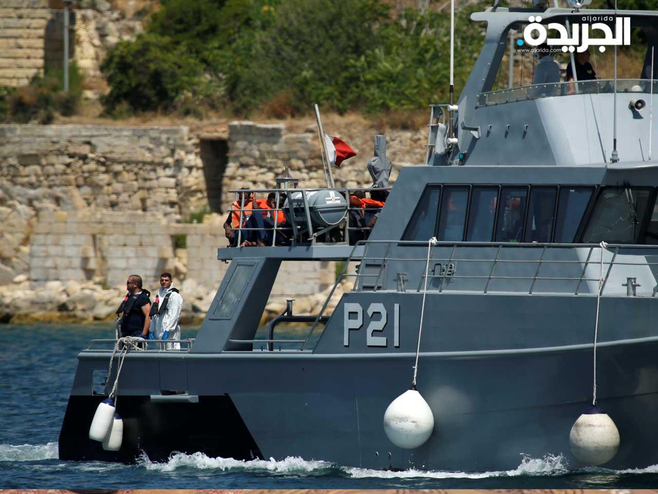 منقذون مهاجرون يصلون إلى سفينة تابعة للقوات المسلحة لمالطا في قاعدتها في ميناء مارسامكسيت ، فاليتا ، مالطا 