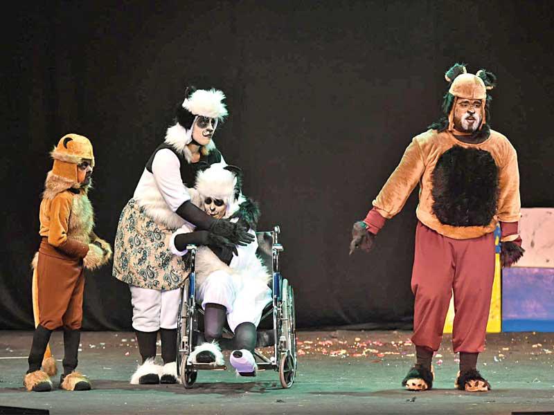 مشهد من مسرحية الباندا