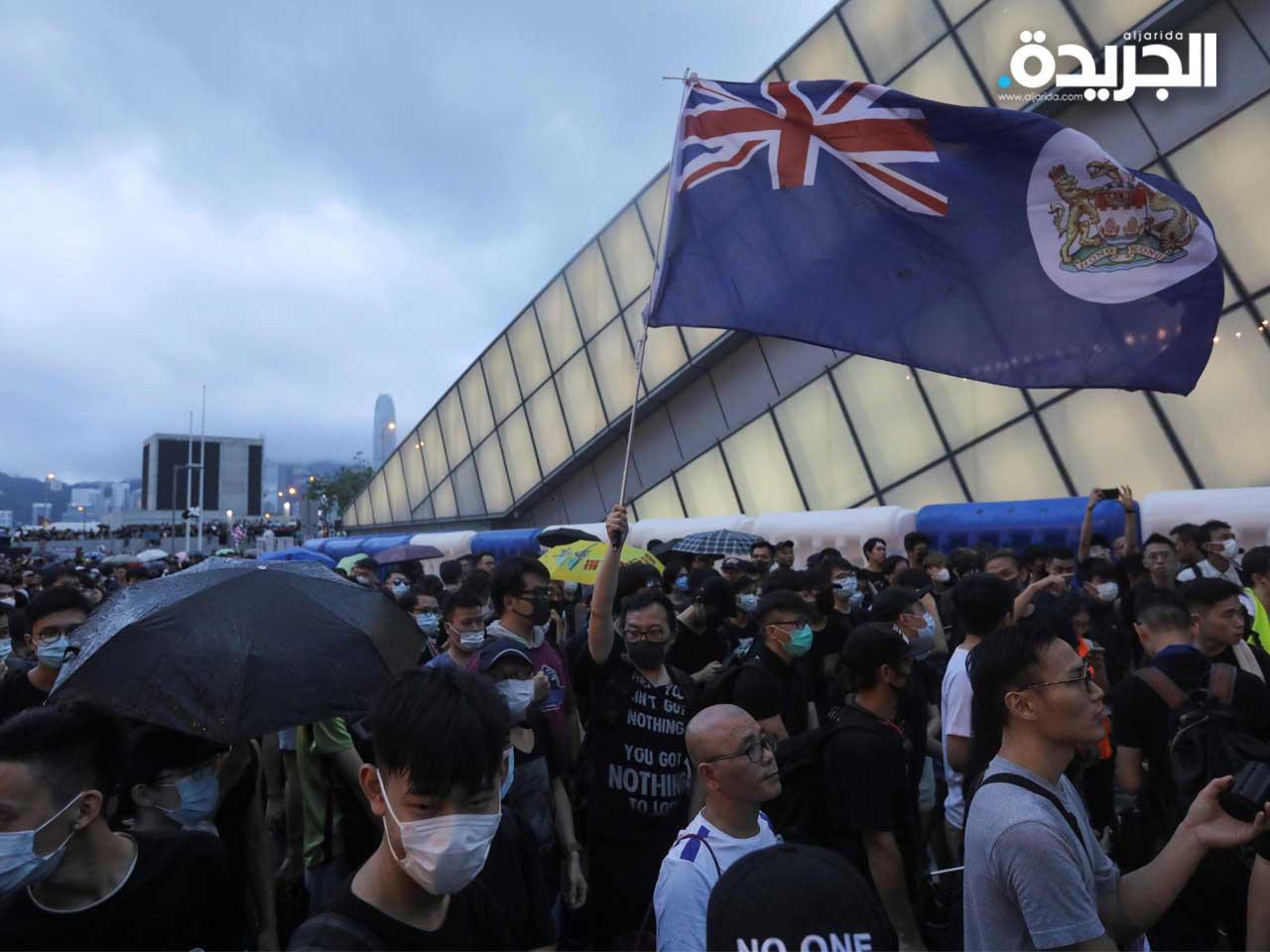 المتظاهرون يتجمعون بالقرب من محطة سكة حديد غرب كولون أثناء مظاهرة ضد مشروع قانون مقترح لتسليم المجرمين في هونغ كونغ