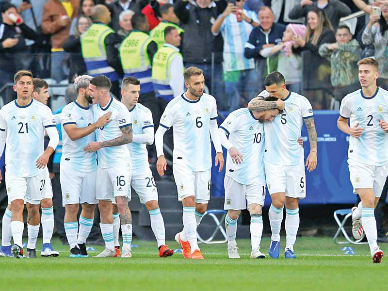 لاعبو المنتخب الأرجنتيني يحتفلون بعد الهدف الأول في مرمى تشيلي
