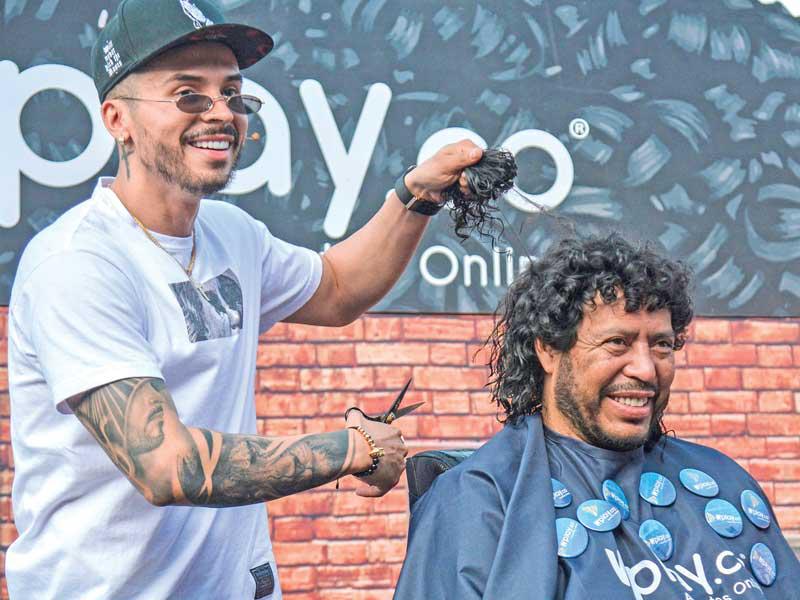 هيغيتا جالساً يقص شعره