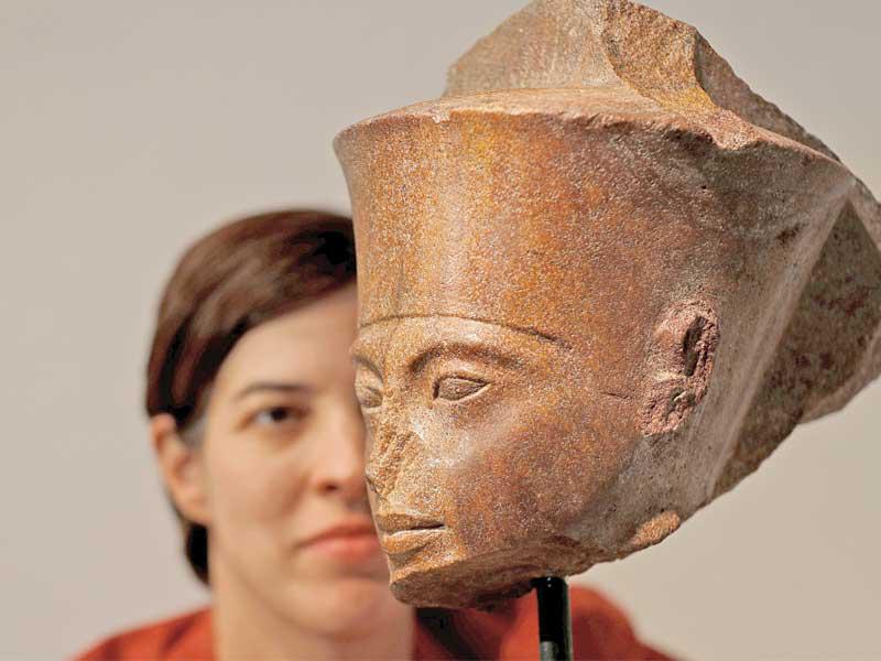 منحوتة رأس توت عنخ آمون 