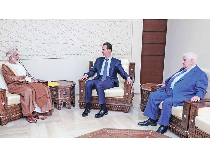 الأسد مستقبلاً بن علوي بحضور المعلم في دمشق أمس (أ ف ب)