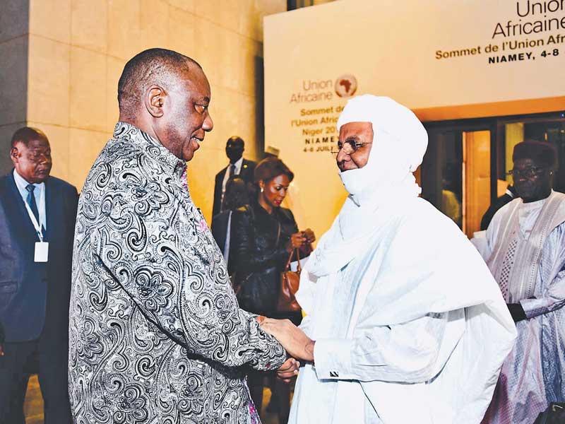 رئيس جنوب إفريقيا سيريل رامافوسا يحضر اجتماعاً بشأن السودان في قمة الاتحاد الإفريقي في نيامي بالنيجر أمس (إي بي إيه)