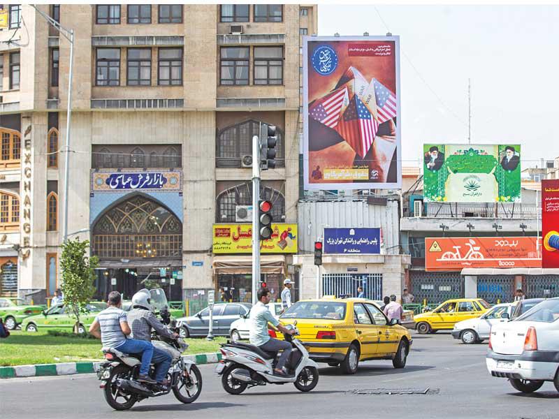 لافتة مناهضة للولايات المتحدة في ساحة فردوسي بطهران أمسt (رويترز)