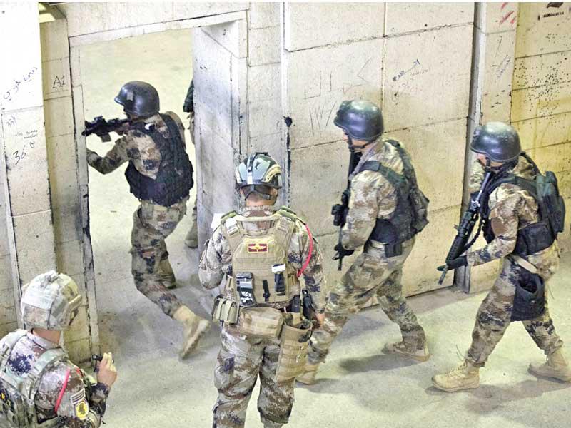 جنود عراقيون ودوليون خلال تدريبات قبل أيام   (عملية العزم الصلب) 