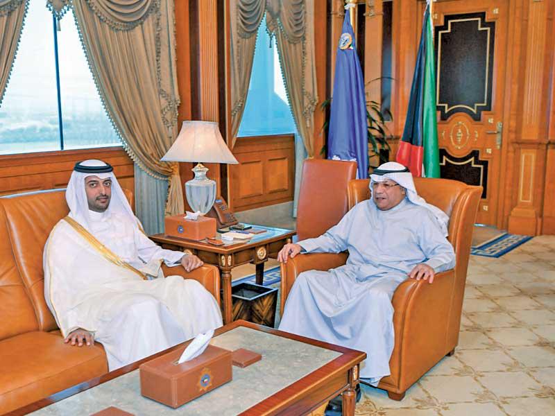  نائب رئيس مجلس الوزراء وزير الداخلية الشيخ خالد الجراح مستقبلاً سفير قطر لدى الكويت بندر بن محمد العطية