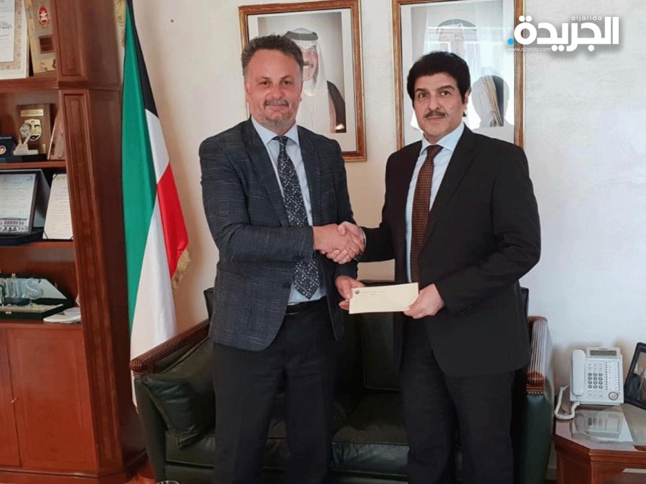  السفير يوسف أحمد عبدالصمد يسلم تبرعا ماليا الى السيد عمر كايوشاي 