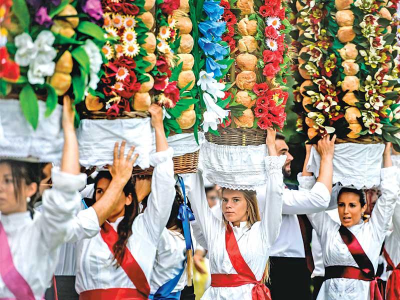 عدد من الصبايا يحملن الصواني 