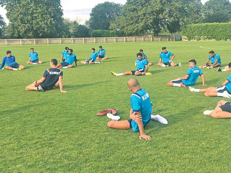 لاعبو الأزرق خلال التدريب 