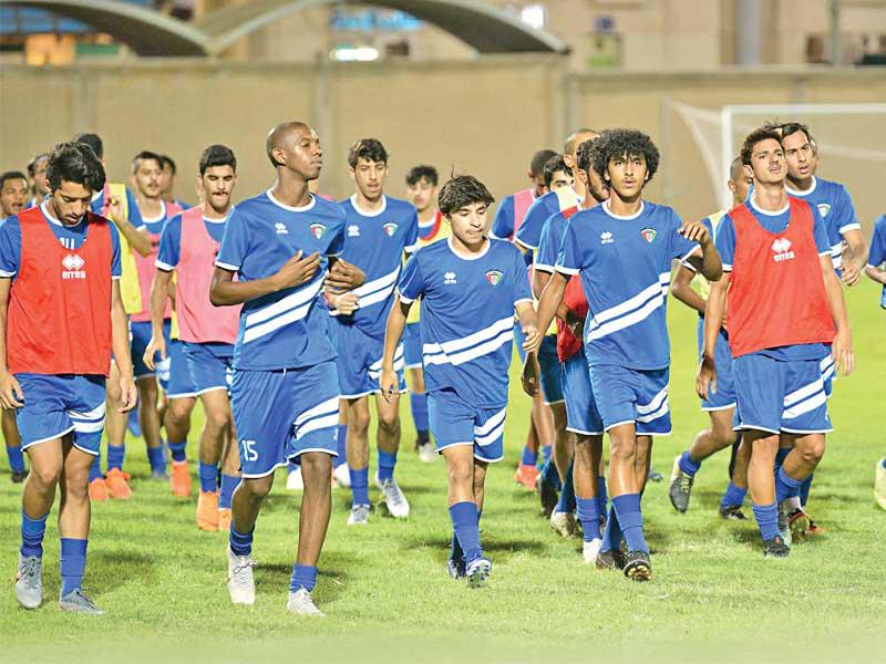 شباب الأزرق يواصلون التدريب