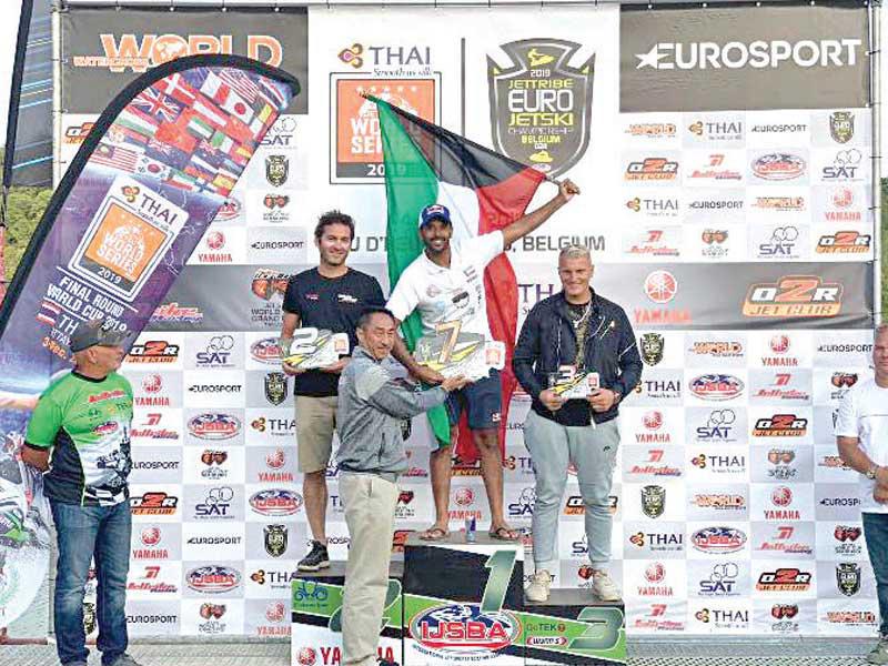 بوربيع خلال تسلّمه كأس البطولة