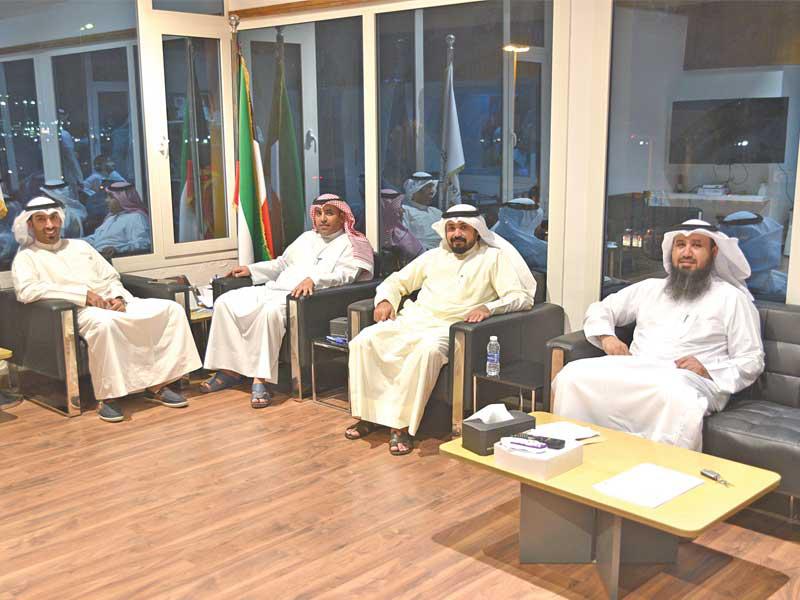  رئيس الجمعية المهندس فيصل العتل خلال استقباله ممثلي الاتحاد الوطني لطلبة الكويت بمصر 