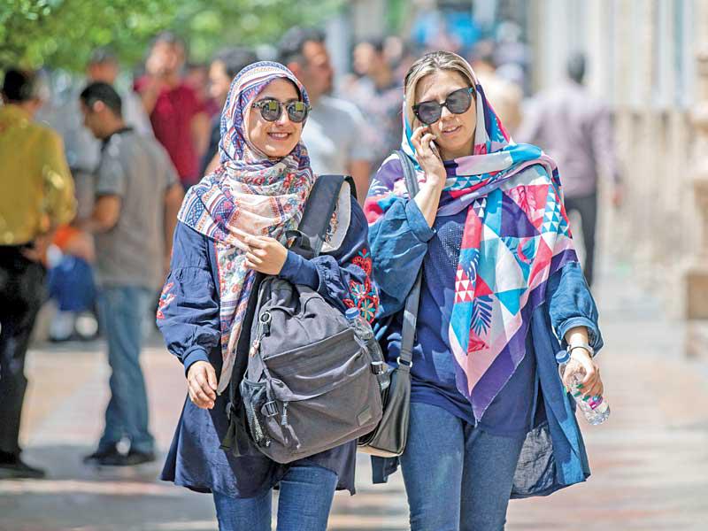 إيرانيون بشارع الفردوس وسط طهران أمس (رويترز)