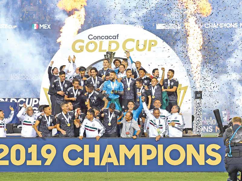 المنتخب المكسيكي يحتفل بفوزه بالكأس الذهبية