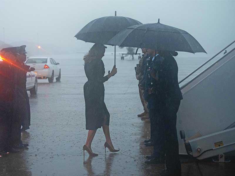 السيدة الأميركية الأولى ميلانيا ترامب تغادر قاعدة أندروز الجوية بمريلاند في جو ممطر أمس متجهة للمشاركة في حدث بهانتنغتون في وست فرجينيا (أ ف ب)