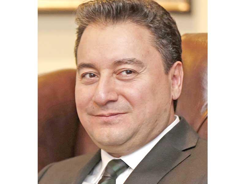 علي باباجان نائب رئيس الوزراء التركي السابق وأحد مؤسسي حزب العدالة والتنمية الإسلامي الحاكم في تركيا 