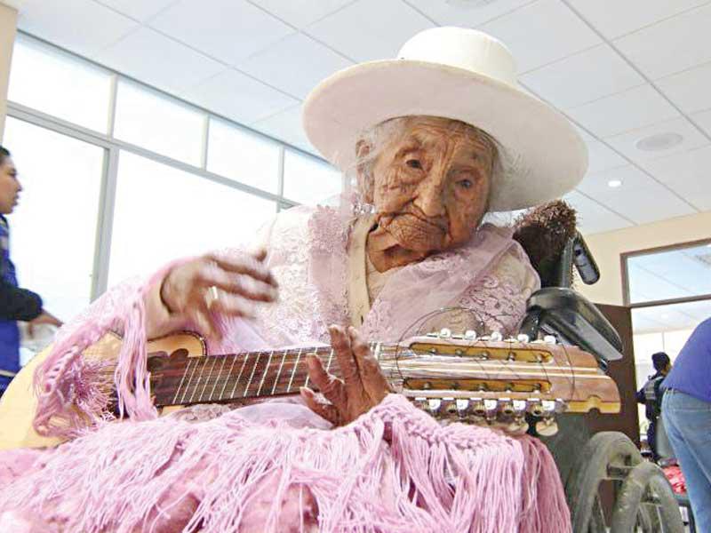 عميدة سن البوليفيين، خوليا فلوريس كولكيه