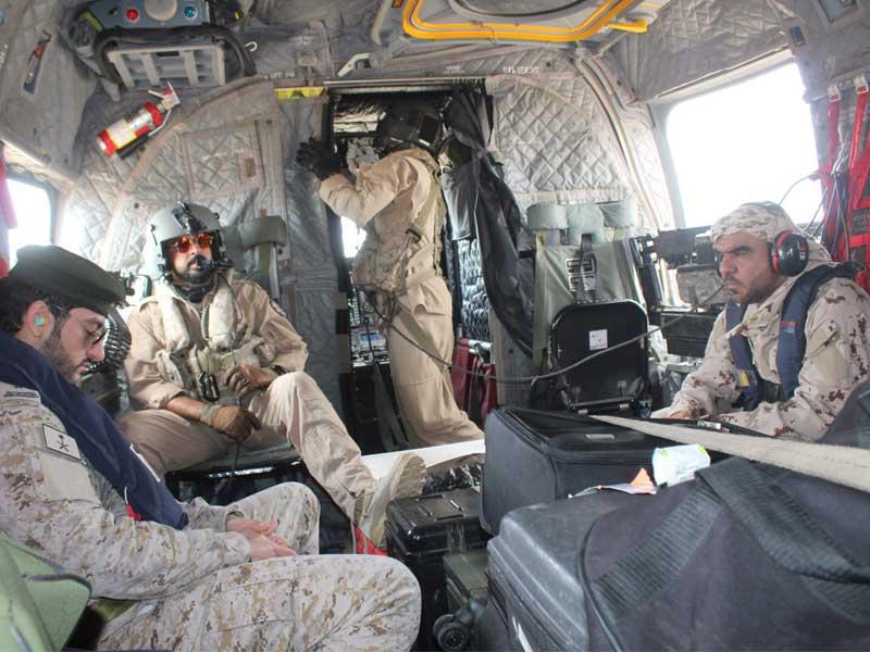 جنود إماراتيون داخل مروحية في قاعدة الخوخة جنوب الحديدة في يناير الماضي (أ ف ب)