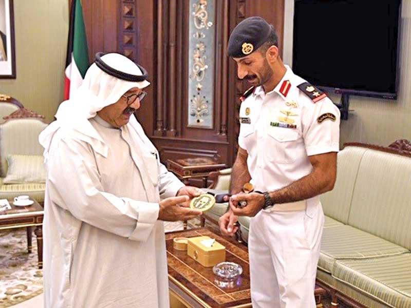  النائب الأول لرئيس مجلس الوزراء وزير الدفاع الشيخ ناصر الصباح يستقبل المقدم الركن بحري يوسف الشطي