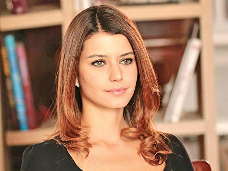 النجمة التركية ​بيرين سات