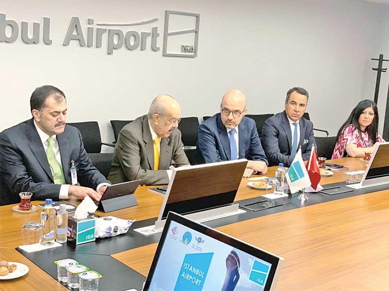 الجاسم اثناء لقائه المسؤولين في شركة «ايجه»