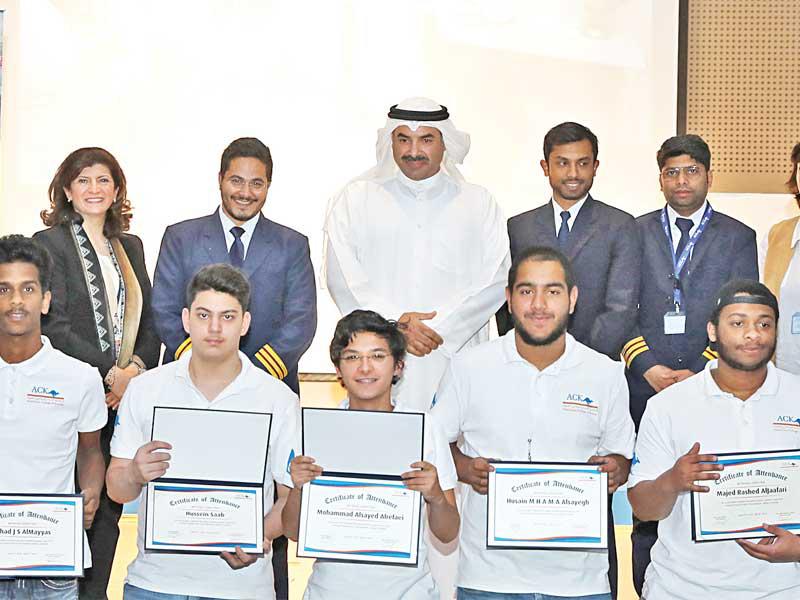 الطلاب المشاركون في مخيم الطيران