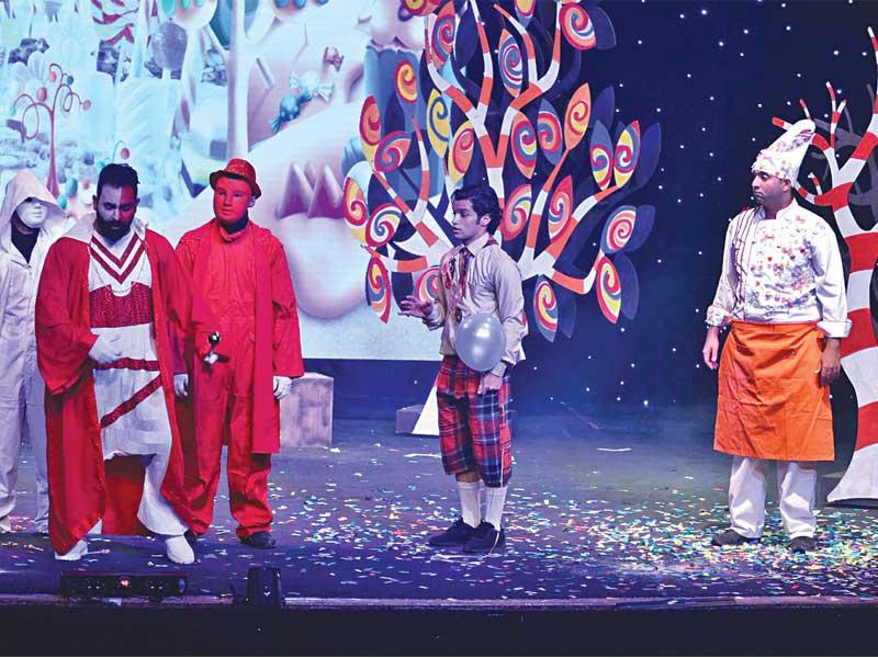 مشهد من مسرحية «فارس في عالم الدمى»