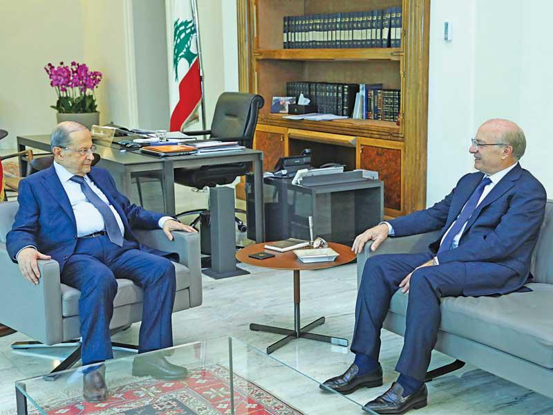 عون مستقبلا غطاس خوري أمس في قصر بعبدا الرئاسيt (دالاتي ونهرا)