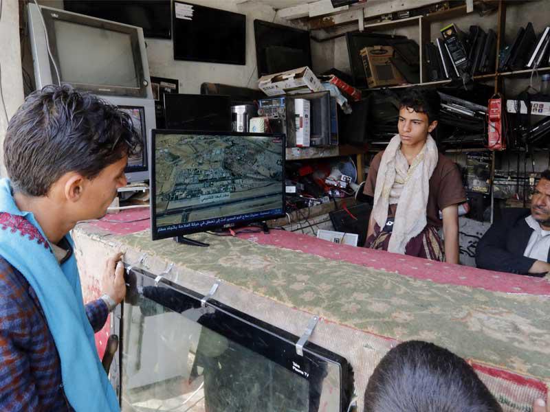 يمنيون يشاهدون الأخبار على التلفزيون