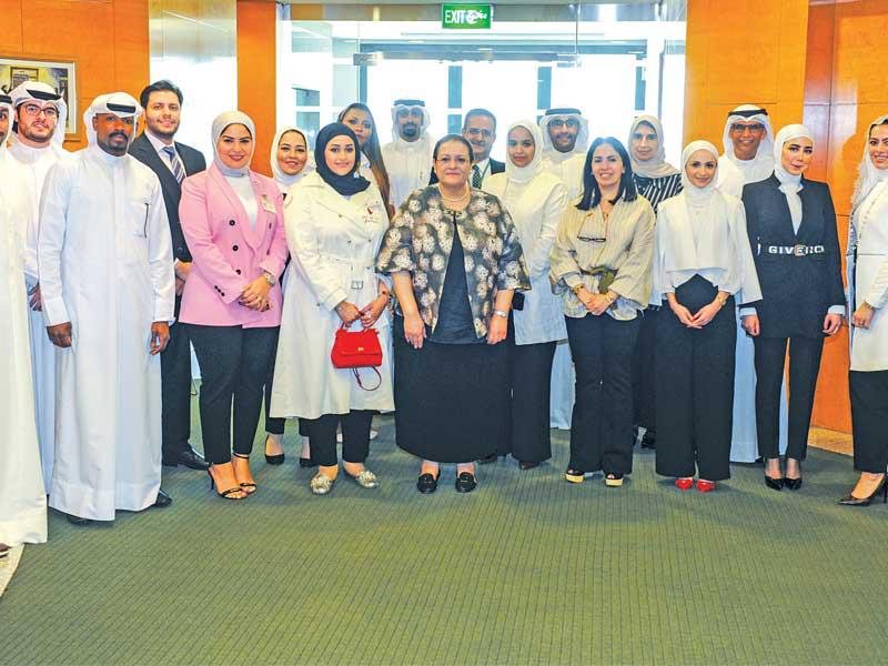 محفوظ وعدد من فريق الإدارة التنفيذية العليا في صورة جماعية مع الموظفين المحتفى بهمn