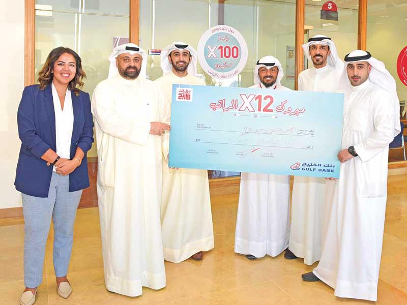 الفائز يتسلم جائزته