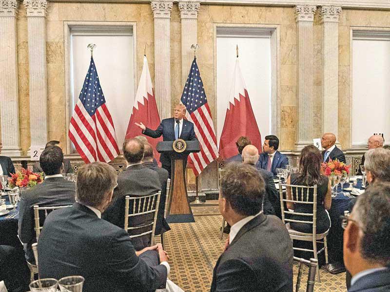 ترامب يلقي كلمة خلال عشاء أقيم على شرف أمير قطر أمس الأول (أ ف ب)