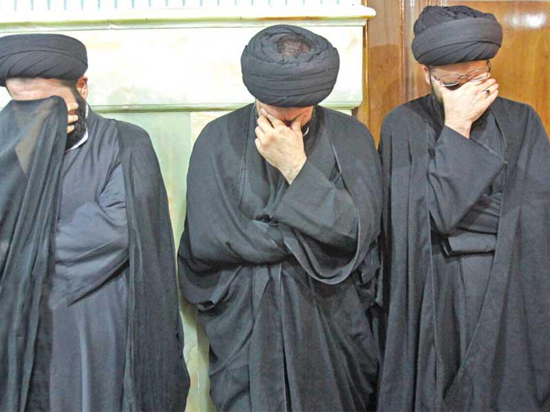 رجال دين شيعة إيرانيون ينتحبون خلال تشييع المرجع سید محمد حسیني شاهرودي في قم أمس (إرنا)