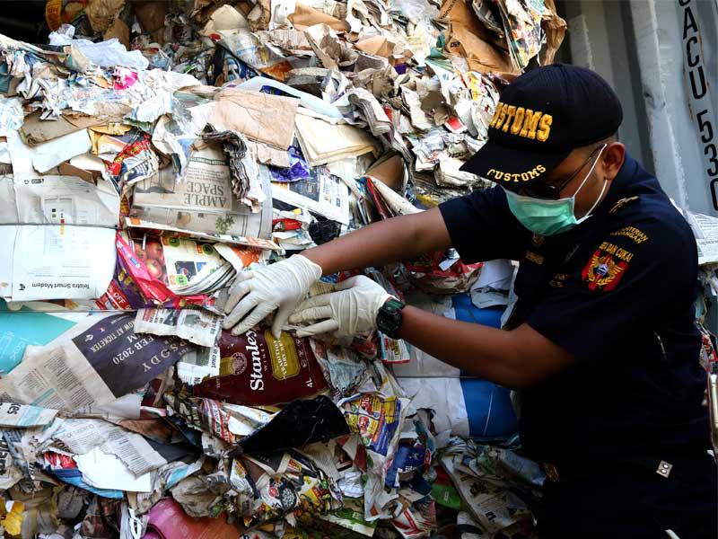 أحد موظفي الجمارك حاوية نفايات ورقية مستوردة من أستراليا