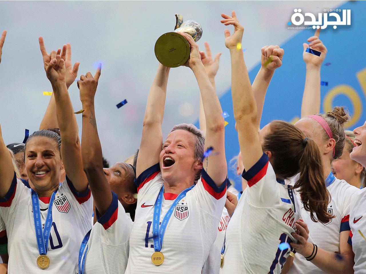 نجمة منتخب كرة القدم الأميركي ميغان رابينوي اثناء التتويج بكأس العالم