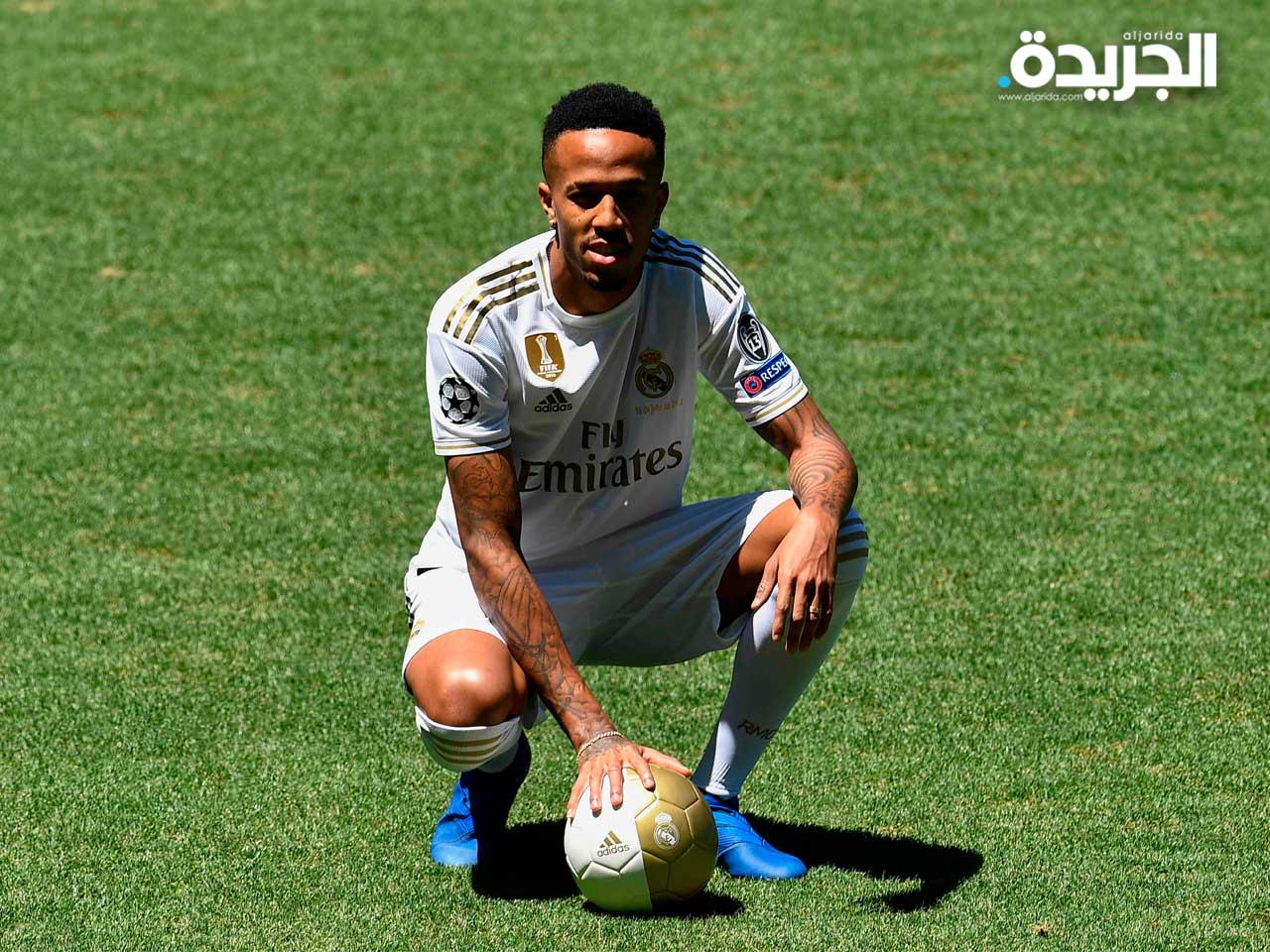 المدافع البرازيلي إيدير ميليتاو يطرح خلال عرضه الرسمي كلاعب جديد في ريال مدريد