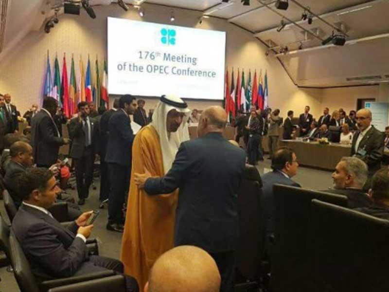 وزير النفط الإيراني يصافح نظيره السعودي خالد الفالح