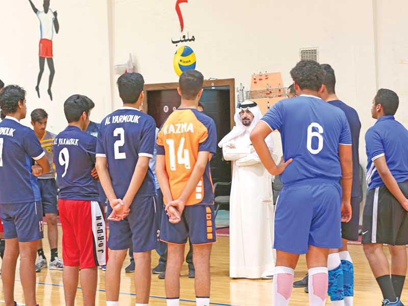 الهاجري متحدثا مع لاعبي المنتخب