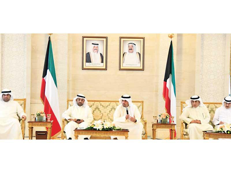 الوزير أنس الصالح متحدثاً في اجتماع اللجنة الوزارية التنسيقية أمس