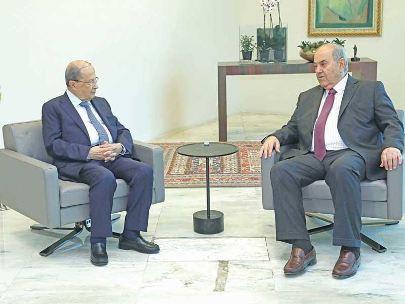 عون مستقبلاً رئيس الوزراء العراقي السابق الذي يحمل الجنسية اللبنانية أياد علاوي بقصر الرئاسة في بعبدا أمس (دالاتي ونهرا)  