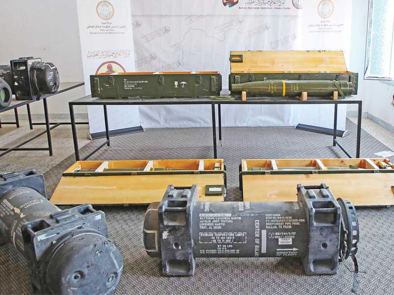 صورة لصواريخ جافلين التي عثرت عليها قوات حكومة الوفاق في غريان (أ ف ب)