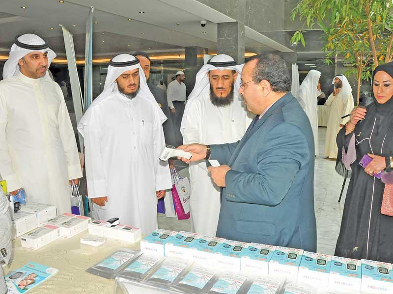 عمادي خلال جولة في المعرض المقام على هامش الفعالية أمس