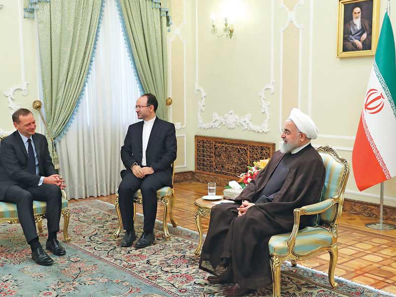 الرئيس الإيراني حسن روحاني مستقبلاً مبعوث ماكرون في طهران أمس (أ ف ب)n