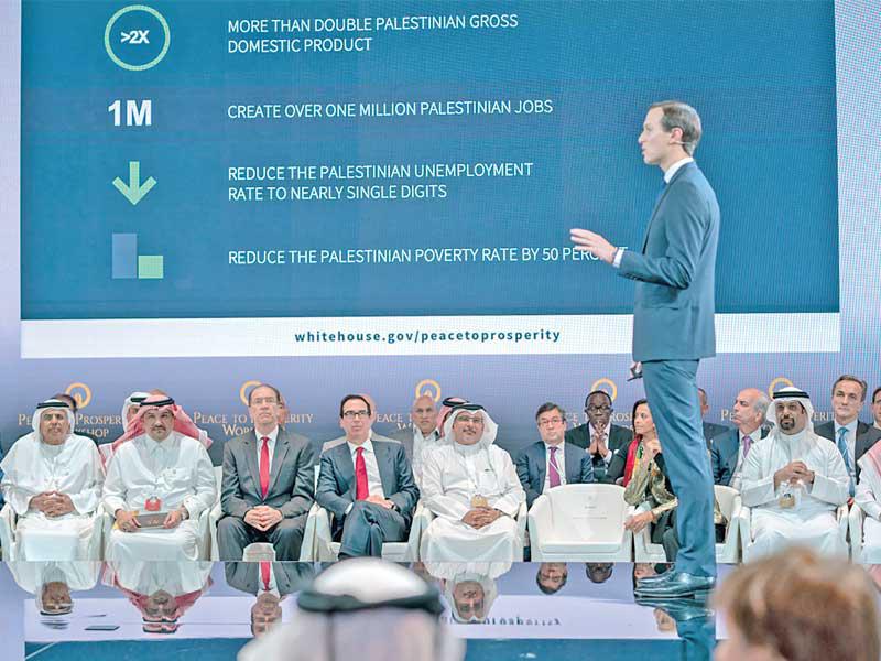 مستشار البيت الأبيض جاريد كوشنر يشرح تفاصيل خطته أمس الأول في المنامة (بنا)