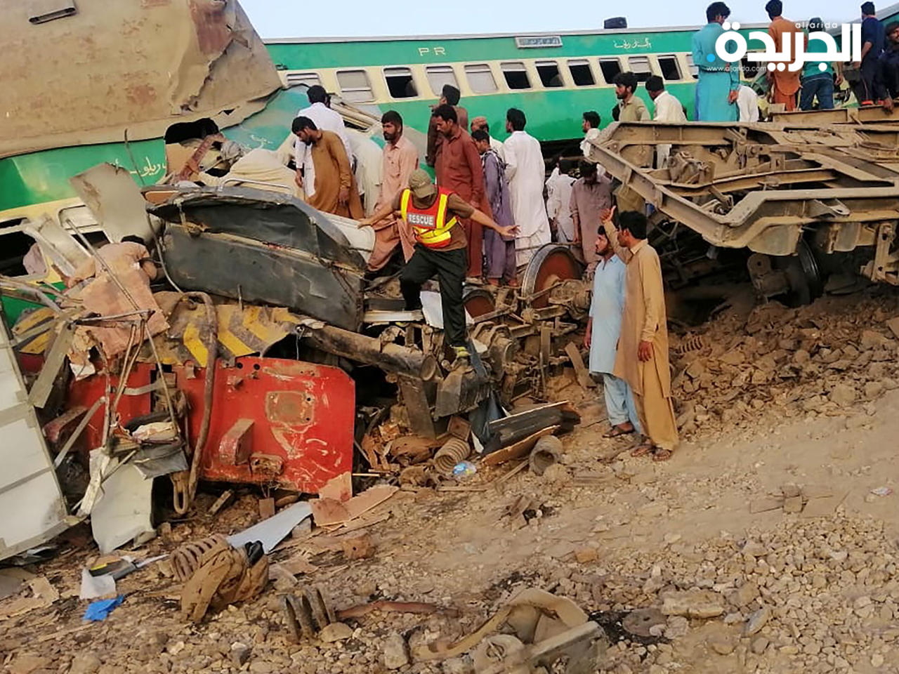 رجال إنقاذ باكستانيون وسكان محليون يبحثون عن ضحايا بين الحطام بعد تصادم قطارين في إقليم البنجاب